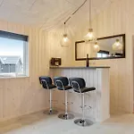 בית נופש Gorgeous Home In Blavand With Sauna *