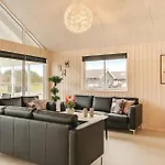 בית נופש Gorgeous Home In Blavand With Sauna